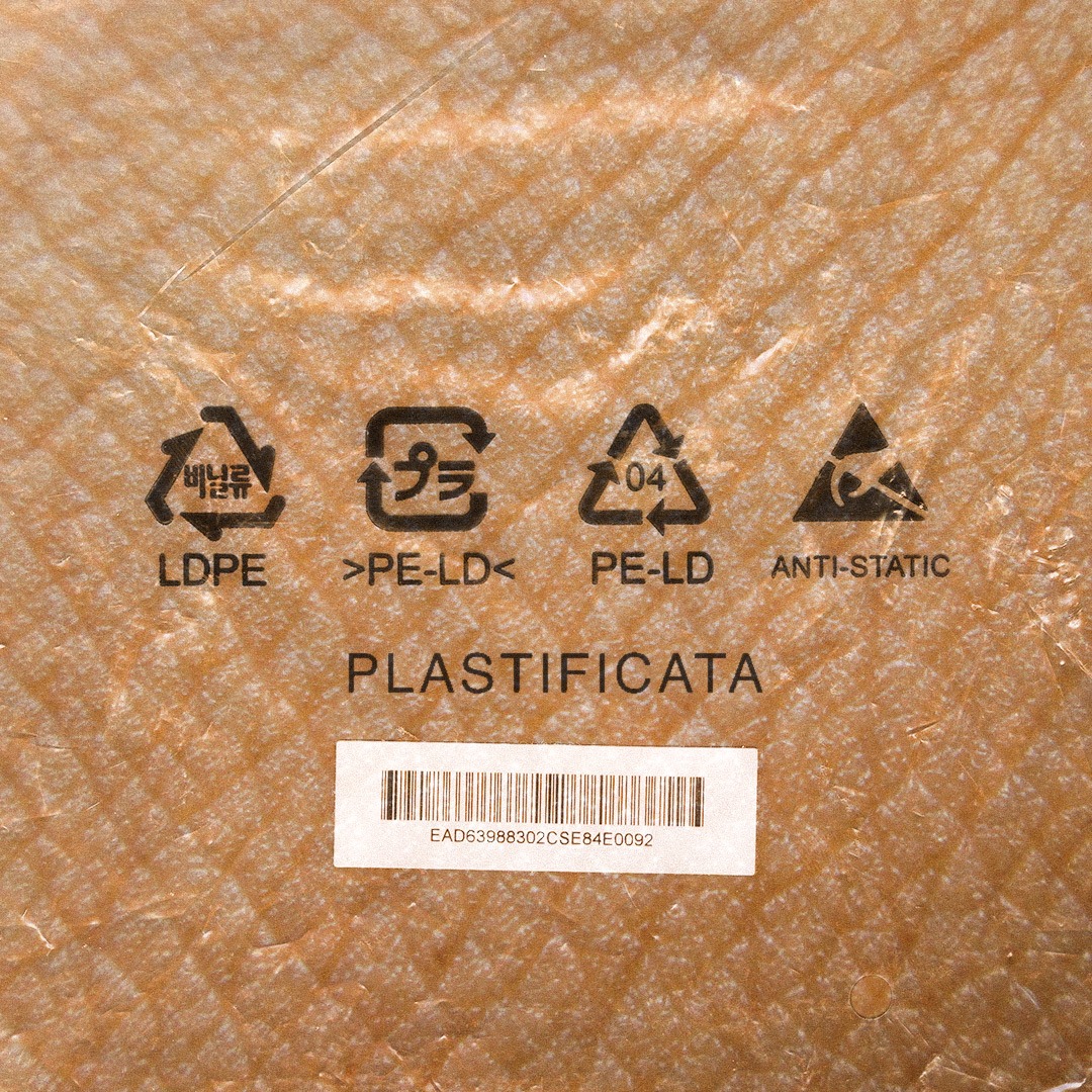 Non siamo fatti di carta plastificata